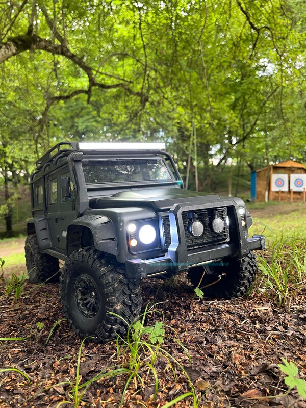 Pultla idarə olunan Rc Defender model maşın Pultla idarə olunan Rc Defender model maşın