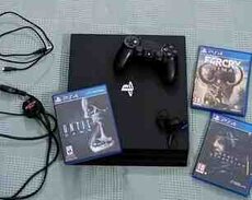 PS4 Pro 1TB + 3 игры + аксессуары