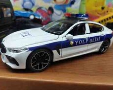 Oyuncaq polis maşını