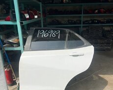 Ağ rəngdə olan avtomobil qapısı. Qapı, görünür ki, sedan tipli