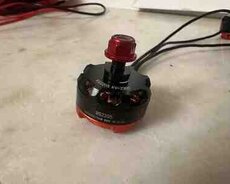 Dron rmrührrərriki 2205 1300KV