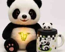 Nəfəs alan panda oyuncaq və fincan