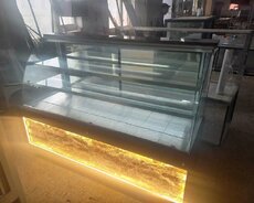 Şirniyyat soyuducusu vitrini