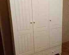 Uşaq çarpayısı və dolabı