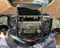 Chevrolet Cruze monitoru və maqnitolası