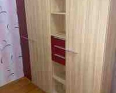 Dolab və yazı masası