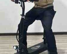 Oturacaqlı elektrik skuter