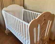 Кроват с матрасом и бортиками