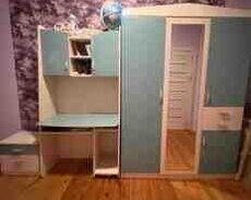 Dolab və yazı masası