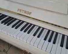 Piano Petrof